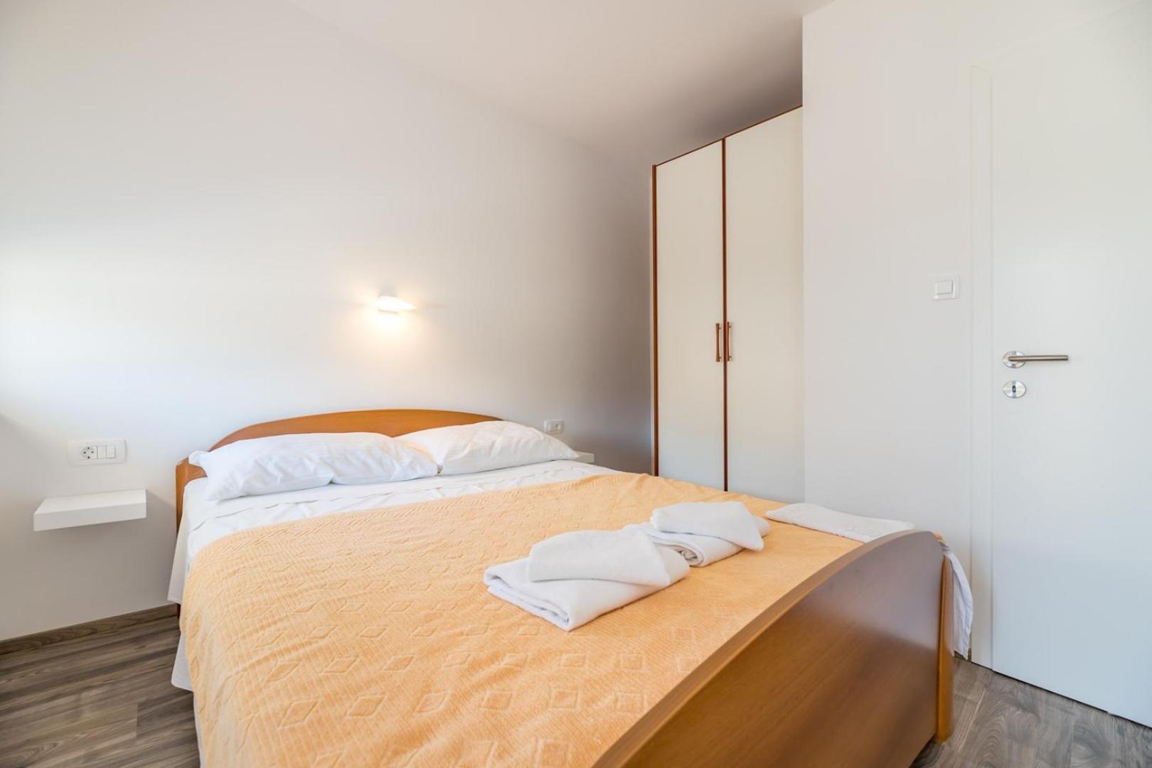 Apartments & Rooms Dekanic Baska  Bagian luar foto