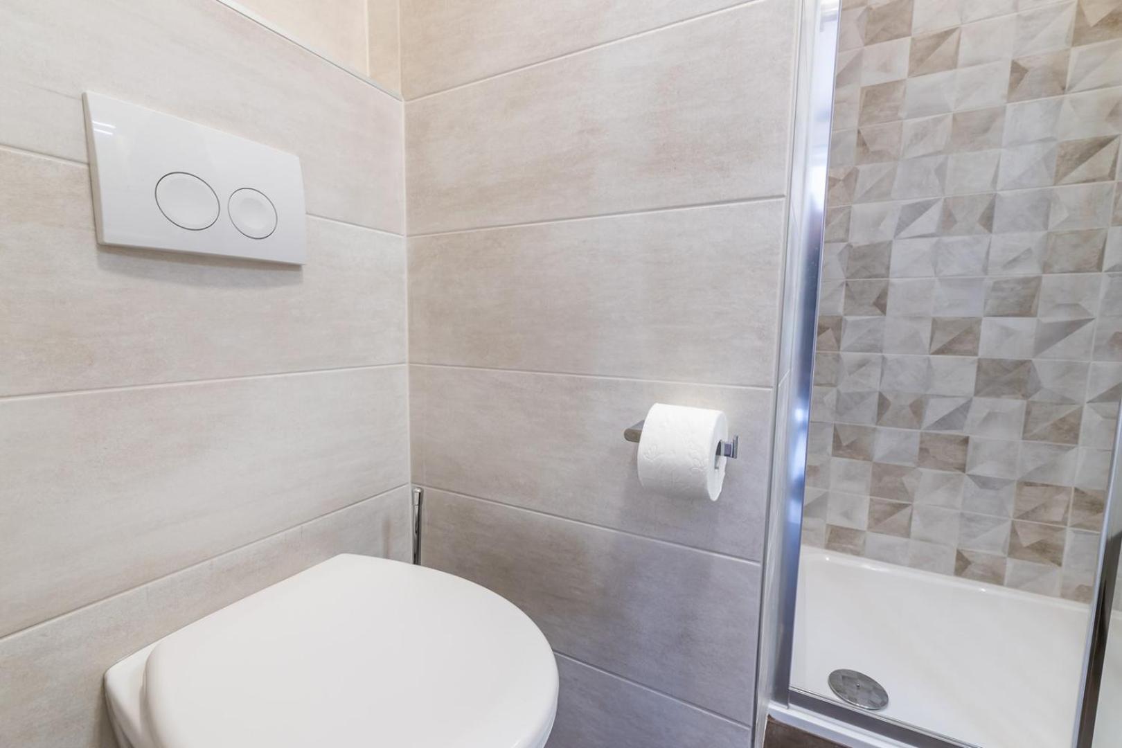 Apartments & Rooms Dekanic Baska  Bagian luar foto