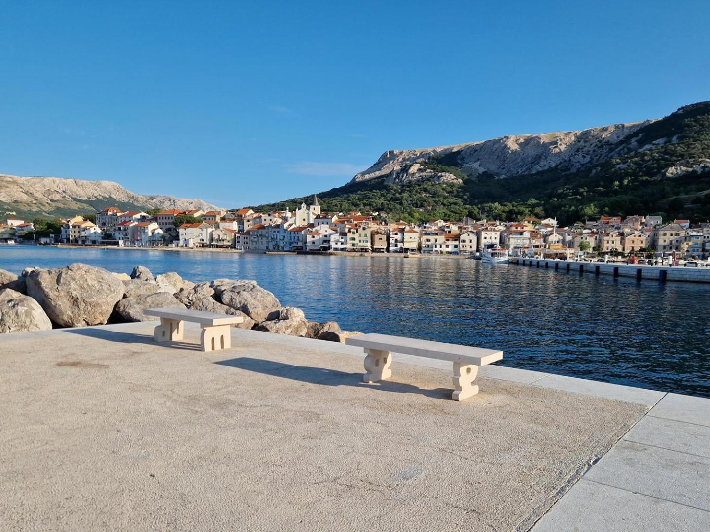 Apartments & Rooms Dekanic Baska  Bagian luar foto